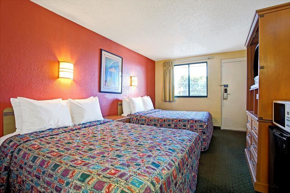 Rodeway Inn Fairgrounds-Casino Тампа Экстерьер фото