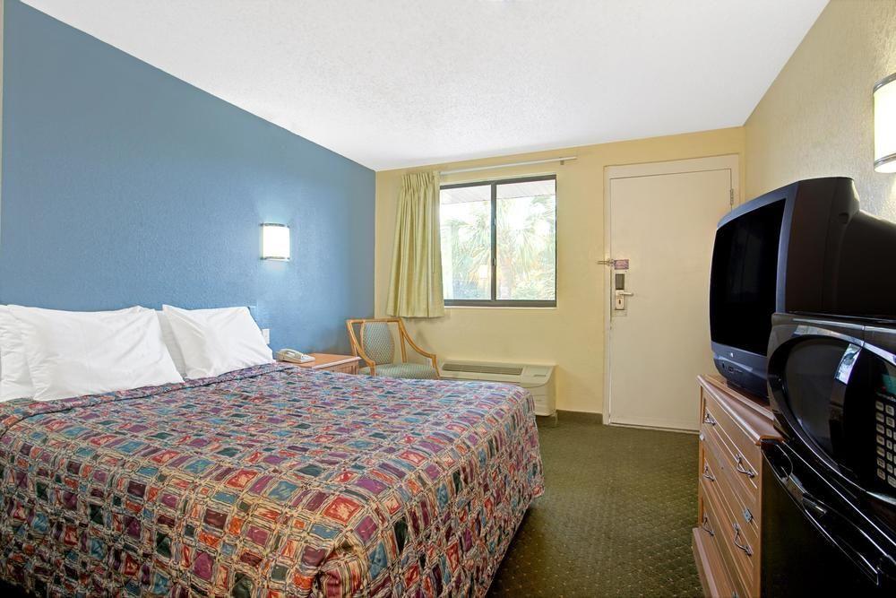 Rodeway Inn Fairgrounds-Casino Тампа Экстерьер фото
